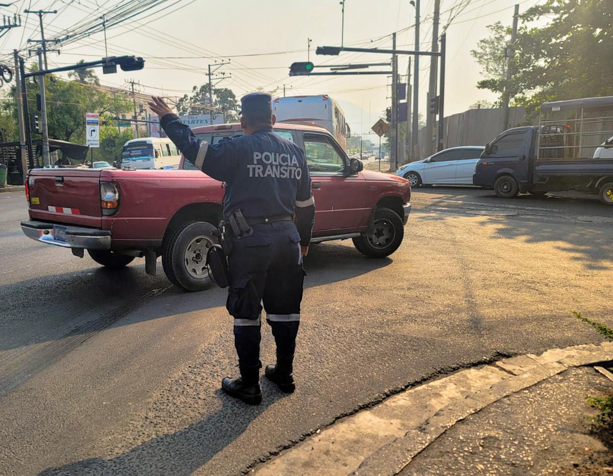 Agentes de la División de Tránsito, agilizan el tránsito en el Boulevard del Ejército, verificando que la población retorne segura a casa. #PlanControlTerritorial