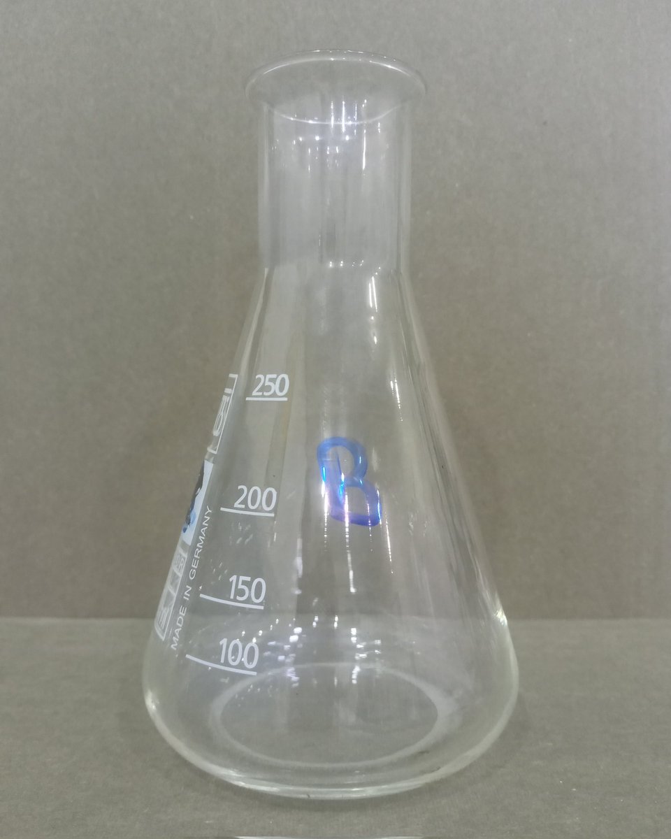PNFQuimica20's tweet photo. #Matraz #Erlenmeyer: Recipiente de forma cónica con boquilla cilíndrica, con base plana y estable, de cuello alto y estrecho. Generalmente hechos de vidrio o plástico, algunos con graduación para medir volumes aproximados, se utilizan para contener líquidos y realizar reacciones. https://t.co/9mcjBNKAKw