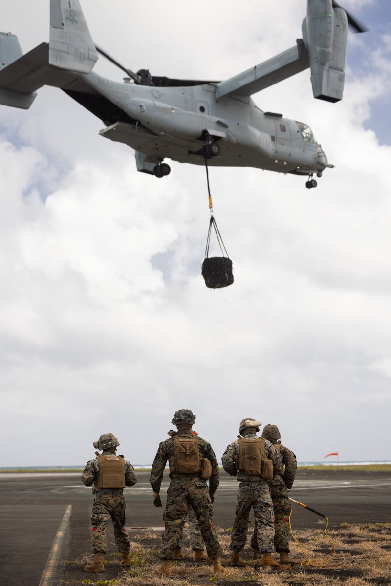 Our #Marines with 3d Marine Littoral Regiment execute helicopter support team training on Marine Corps Base Hawaii. HST training provides Marines the opportunity to rehearse and sharpen the skills needed for completing external lifts to transport equipment and supplies.