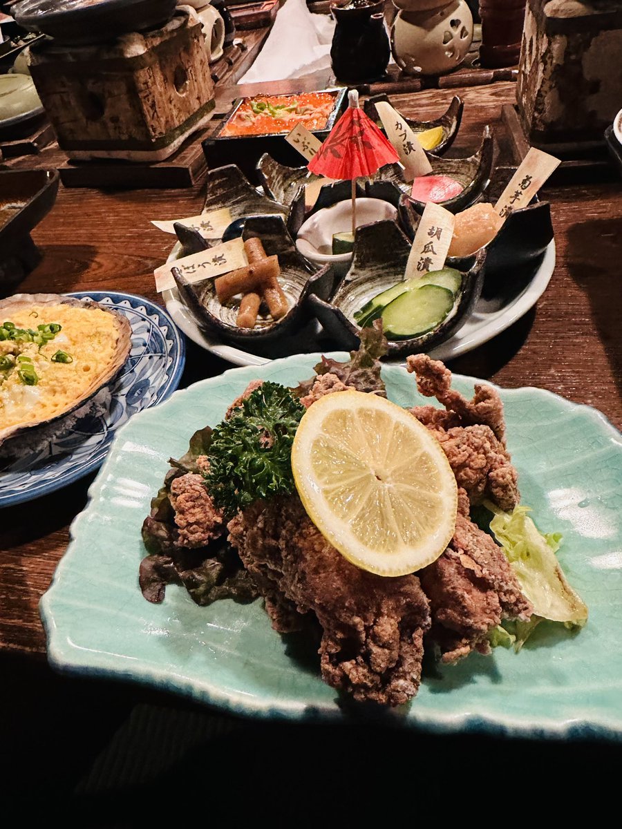 Lively #izakaya in #Aomori. 

Details: foodsaketokyo.com/2024/04/11/aom…

#foodsaketohoku #visitjapan #japanfood #japantravel