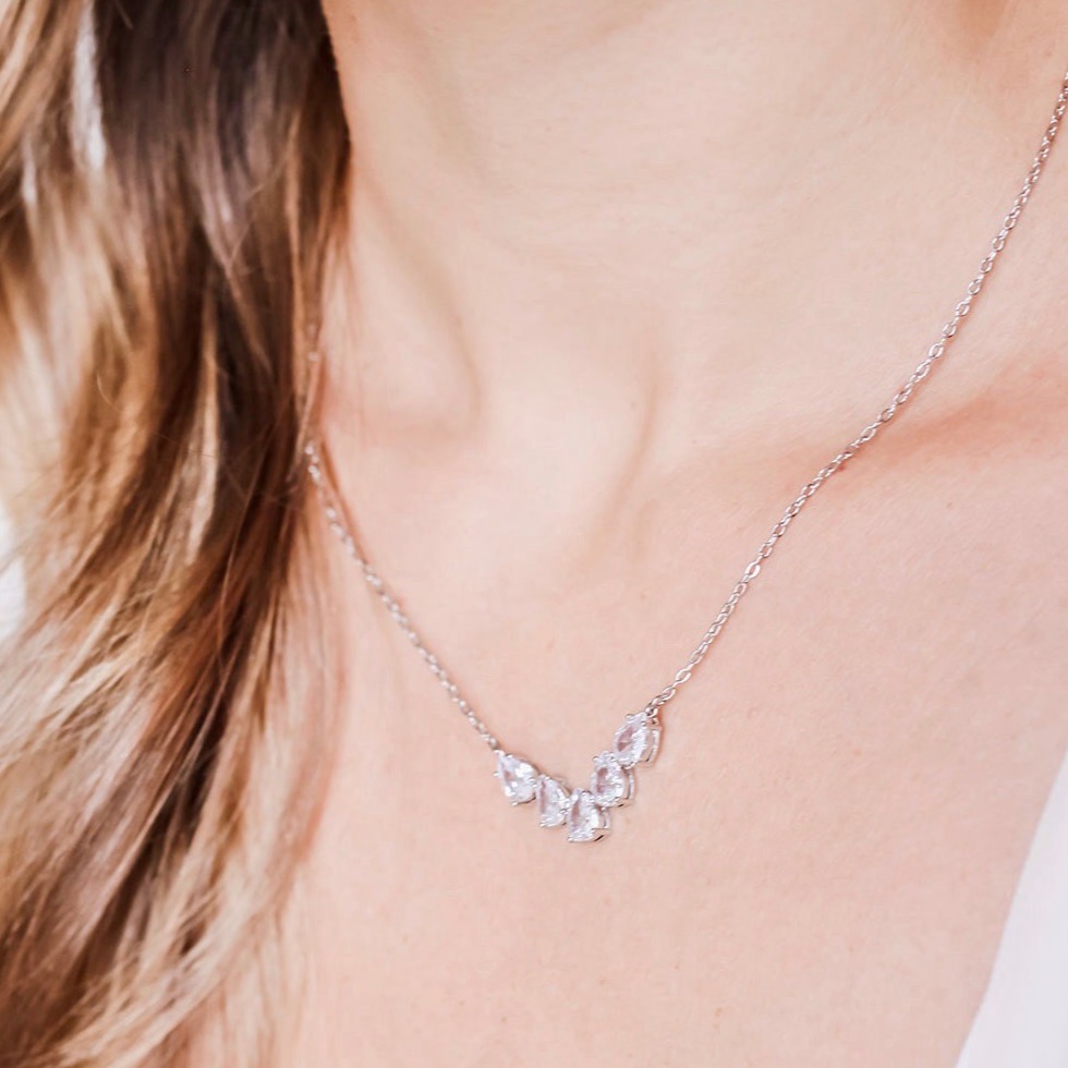 Understated charm and timeless #elegance. This set epitomizes simplicity at its finest, adding a touch of refinement to any #bridal ensemble. 
Available here: adorabysimona.com/products/alici…
.
.
.
#2024weddingtrends #wedding #weddingjewelry #bridaljewelry #bridaljewelryset #adorabysimona