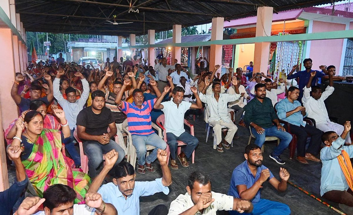 লোকসভা নির্বাচনকে সামনে রেখে আজ ফটিকরায় বিধানসভার গোকুলনগর বাজারে এক বিশাল যোগদান সভা অনুষ্টিত হয় ..উক্ত সভায় 25 পরিবারের 86 জন ভোটার সিপিএম ও কংগ্রেস দল ত্যাগ করে বিজেপির পতাকা তলে সামিল হন মাননীয় মন্ত্রী শ্রী @MinSudhangshu জির হাত ধরে ..
#AapKiBaar400Paar
#Vote4Bjp