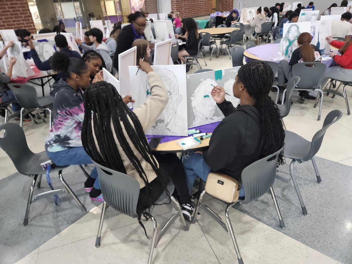 Awesome project for our students - painting a person of inspiration. Thanks Navigator teachers <a href="/TamNanceTeaches/">Tamara Nance</a> @N_WaterfillCHC, Ms. Williams and others for organizing this. Not every day our student work with a famous artist <a href="/artbykwest/">Kevin Nance-West</a> (Kevin West)
#CHCPride #wearewayne