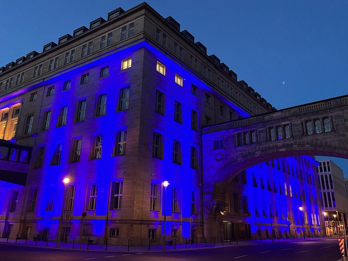 Aufmerksamkeit für die Belange Betroffener am #Parkinsonsday: U. a. das Empire State Building, der Deutsche Bank Park in Frankfurt/M., die Berliner Sophienkirche & das BMG erstrahlten heute in Blau. Mit dabei: @Karl_Lauterbach & Berlins Kultur-Staatssekretärin @SarahWedlWilson