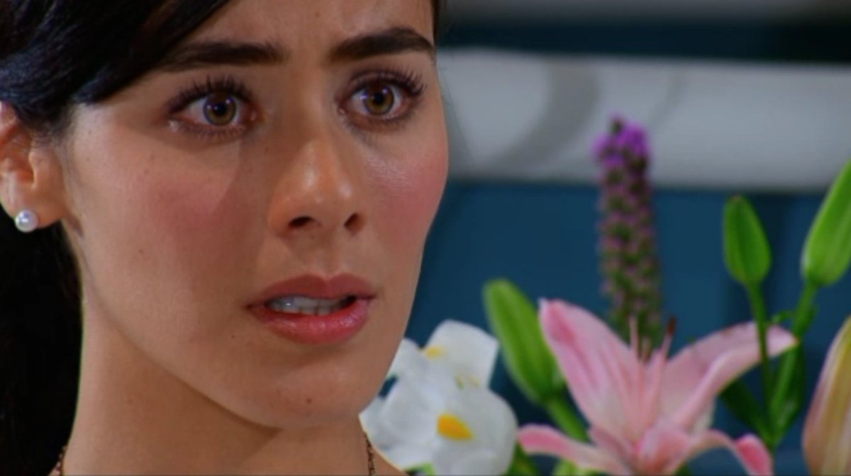 anahifamous's tweet image. Rebeca mentindo para a Lucía dizendo que o Marcelo está seduzindo descaradamente as três mulheres dessa casa (que ele está seduzindo ela, Nora e Lucía). No final a mentira acaba surtindo efeito e Lucía acaba acreditando nela. 
#ACorDaPaixão #ElColorDeLaPasión