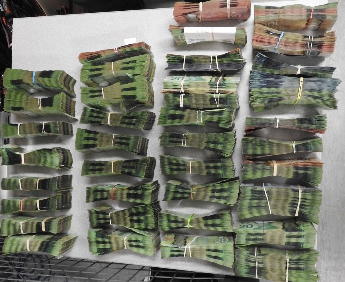 On Apr 4, #rcmpmb officers from a # of RCMP units including Selkirk GIS executed 4 search warrants, 1 @ a hotel in Wpg, a home in Selkirk & in 2 vehicles. Officers seized over $250,000 in cash & over 7 kgs of cocaine. Info on arrest & charges @ rcmp-grc.gc.ca/en/news/2024/s…