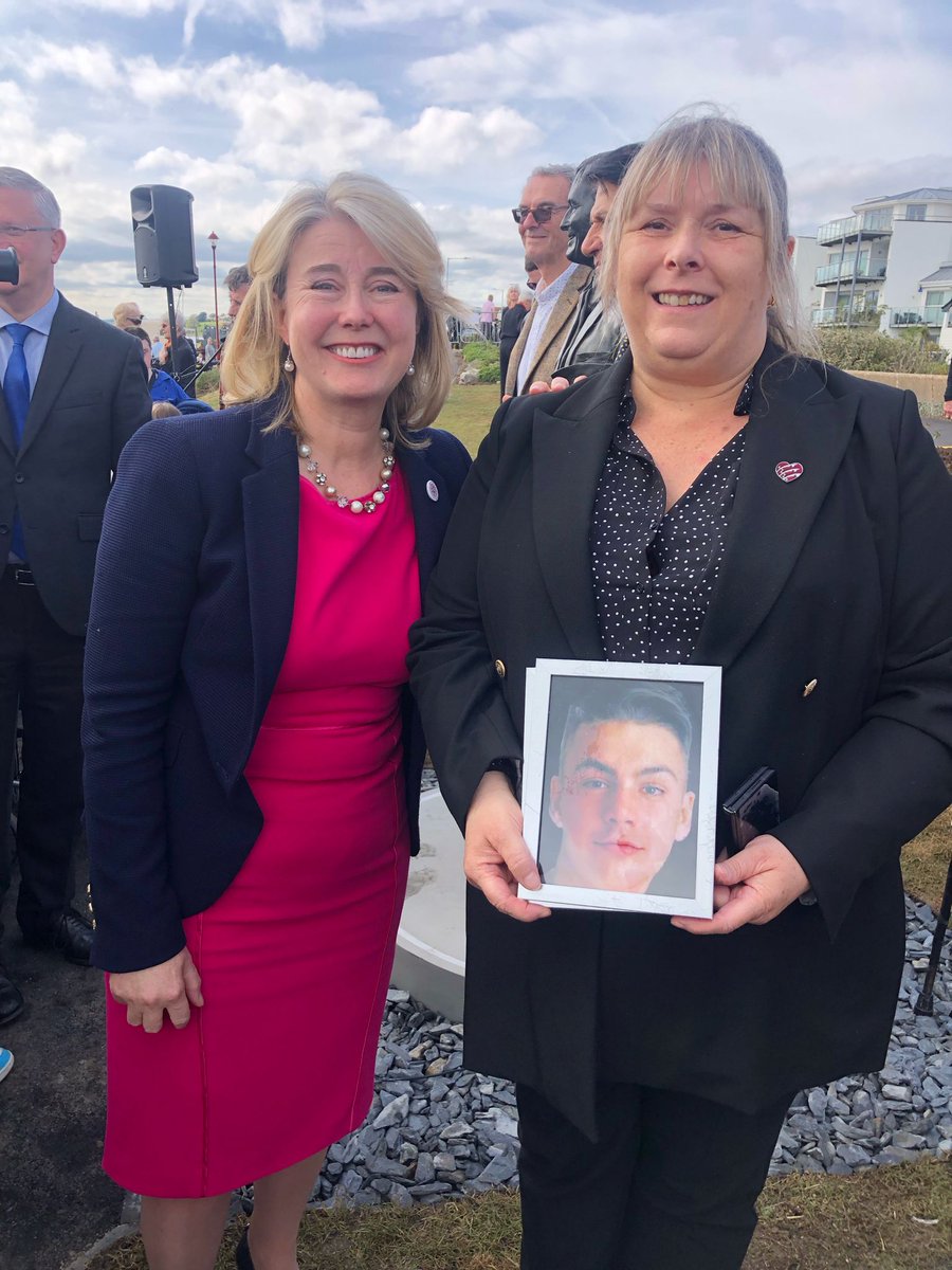 Such an honour to be invited to the unveiling of Sir David Amess statue today with my dear friend @Chappers2013 The event was led by the wonderful @Anna_Firth it was a beautiful tribute also joined by @PretiPatelMp and @AndrewRosindell So much admiration for these Mps thankyou