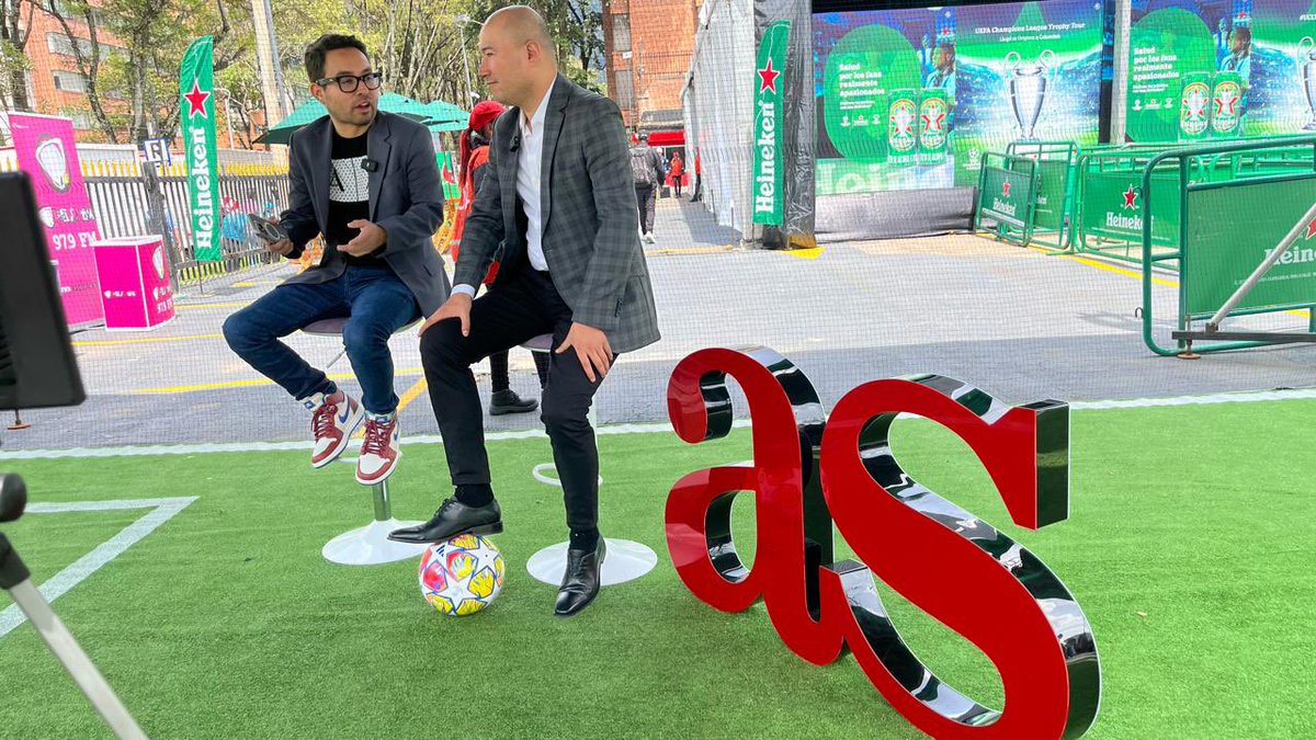 Acompañando el Trophy tour de la UEFA Champions League con @heineken_col y @AS_Colombia en plena emisión de #LaMilonga con @jorgebermudezh ⚽️⚽️⚽️ pasen por acá Calle 94 con 11a