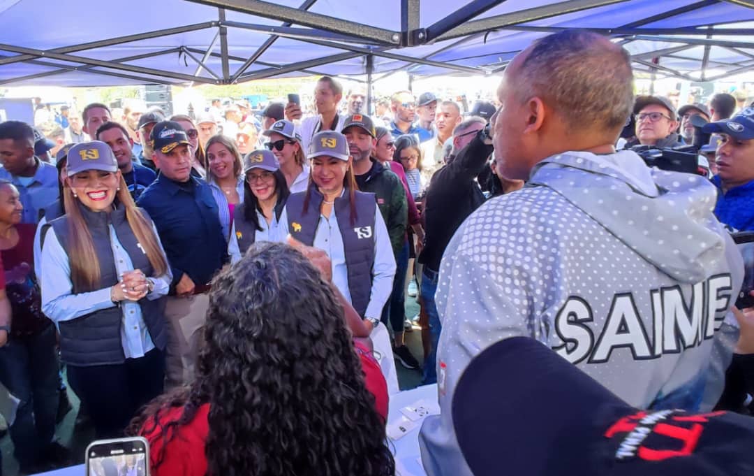 🇻🇪 || Desde el #23ENE, este jueves #11ABR, el Vpdte. Sectorial AJ. <a href="/CeballosIchaso1/">@FuerzaDinamica Remigio Ceballos Ichaso</a> acompañó a la Pdta. del <a href="/TSJ_Venezuela/">TSJ Venezuela</a> Dr. Caryslia Beatriz Rodríguez, en la jornada de Tribunal Móvil, para la atención social y jurídica.

#RebeldiaAntiImperialista