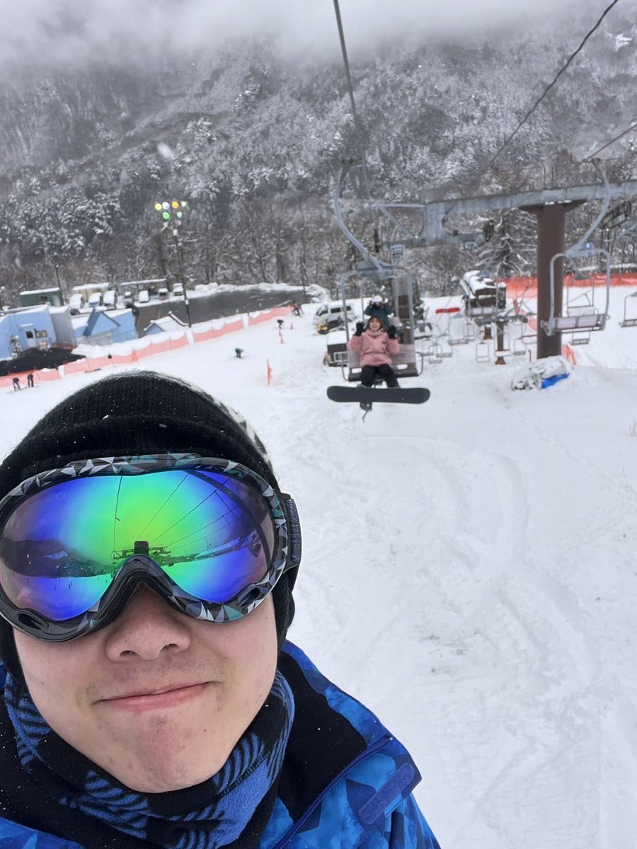 tsuru_ski_sb's tweet photo. 幹部紹介
氏名　百瀬瑞飛
学科　地域社会学科
学年　新3年生
役職　イベント係
出身　奈良県
種目　スキー
紹介　幹部唯一のスキーヤー⛷️愛称はみーくんでとにかく顔が広く関わる人は大体みーくんの知り合いである！道志村で色々していたり、aBでは会長をしているため多忙を極めている
#春からつるぶん https://t.co/IXbhPlJ7Jx