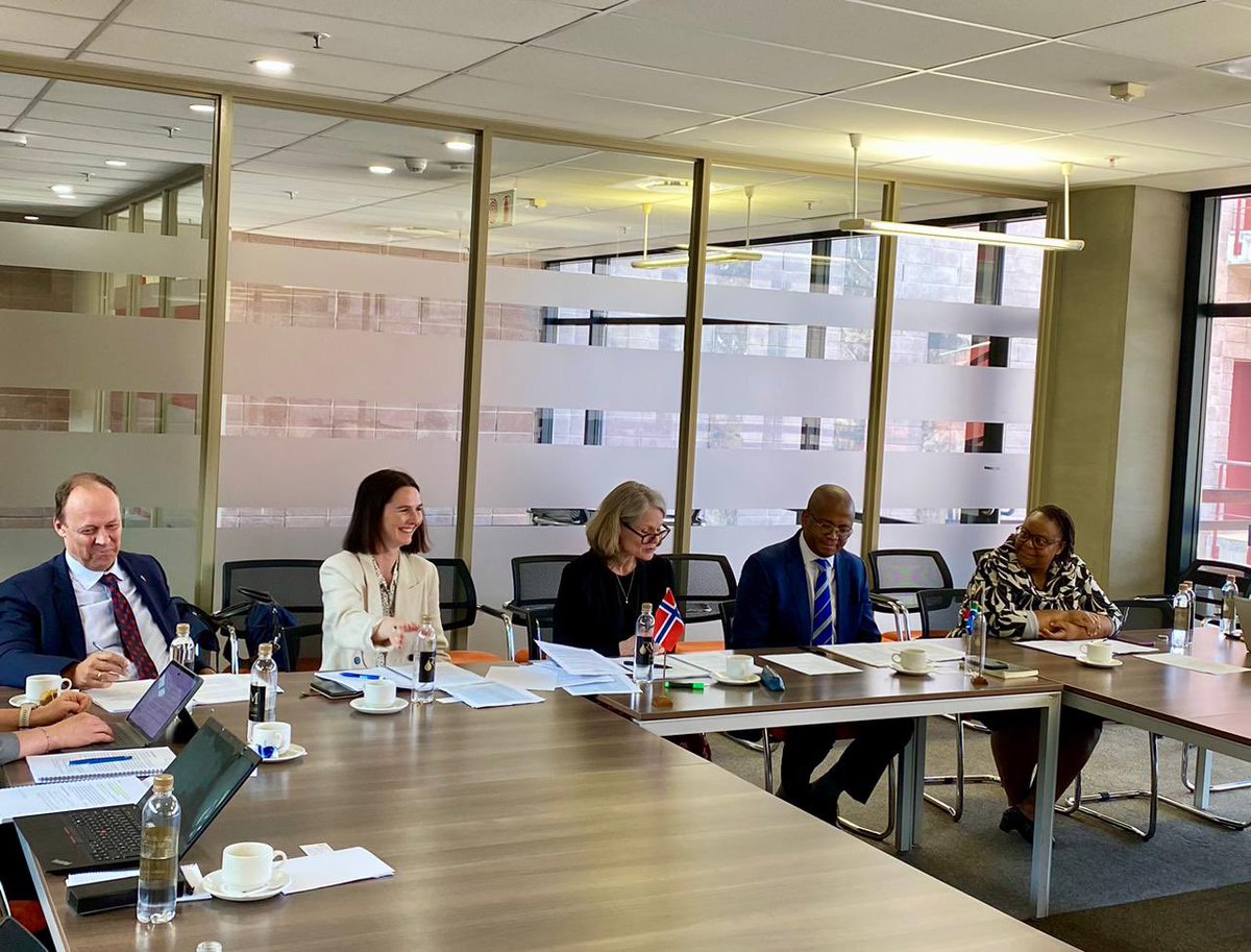 Very good discussions on human rights and the United Nations today between 🇿🇦DDG Mabhongo and 🇳🇴DDG Smith. Multilateral cooperation is more crucial than ever. Our close 🇳🇴🇿🇦 collaboration is an example of how countries can work to build bridges. Big thank you 🙏 @DIRCO_ZA