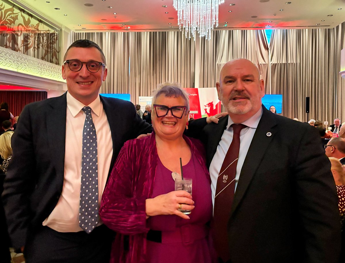 Caption this one, left to right (no train puns…) Great to catch up with Carolyn and Mick Whelan at the Welsh Labour gala dinner tonight 🏴󠁧󠁢󠁷󠁬󠁳󠁿🌹✊🏻