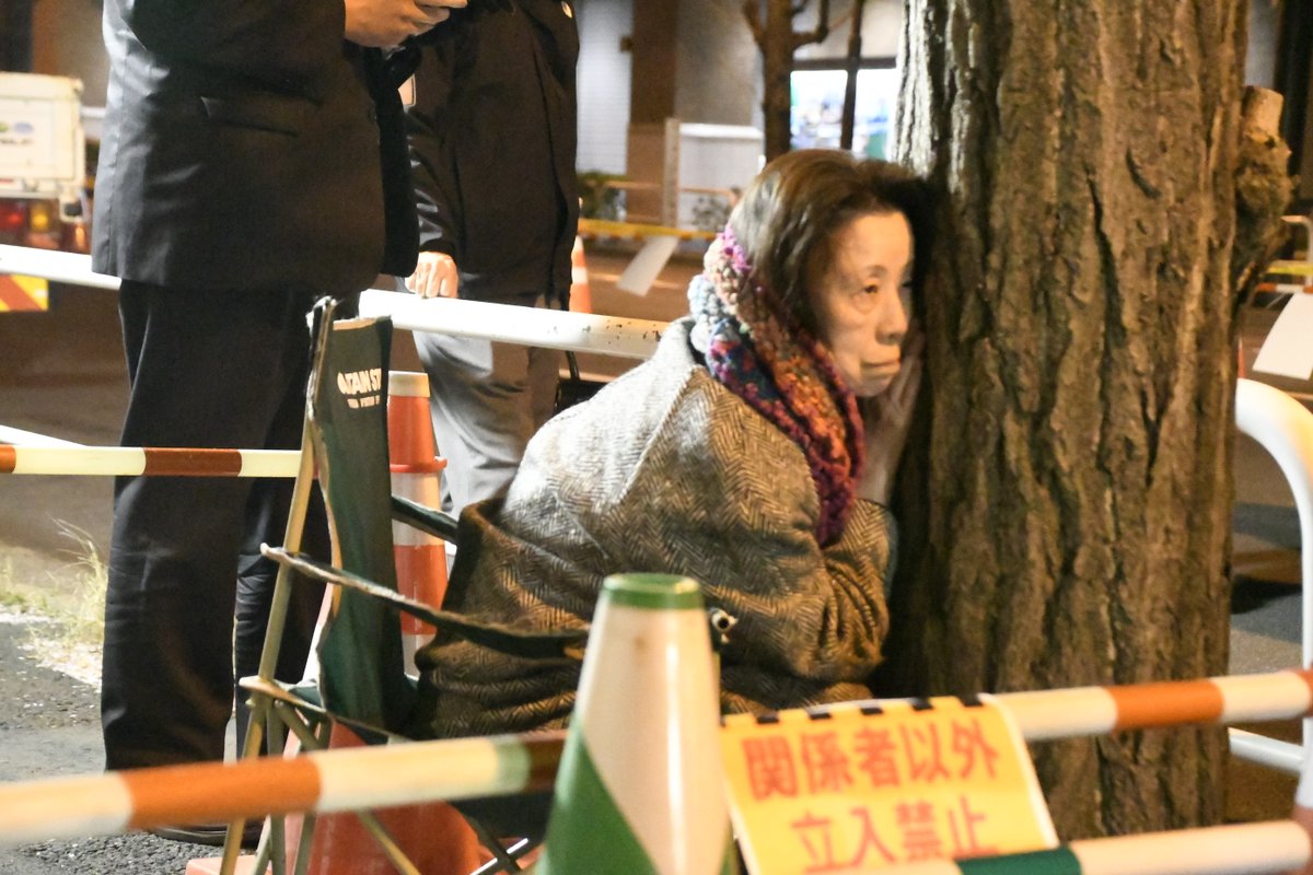 午前3時過ぎ、千代田区役所に率いられた工事業者とガードマンの部隊は撤収した。 女性たちが張りついたイチョウの木に、千代田区は手を出せなかった。 女の執念が並木を守ったのである。 ＝12日２時52分、神田警察署通り　撮影：田中龍作＝
