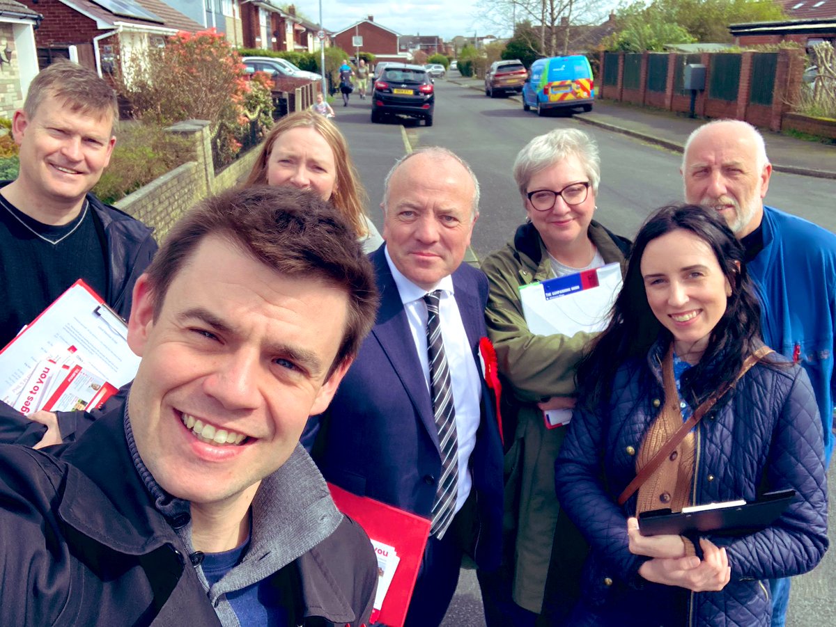 Great campaigning session in Bolton with @Phil_Brickell today. Lots of support for him on the doorstep in Westhoughton, Bolton West.