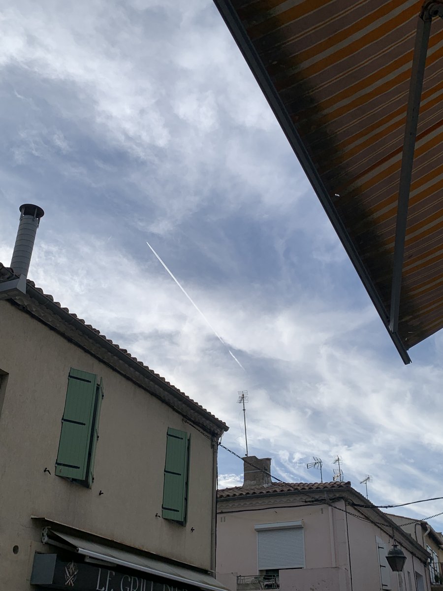 ElGazpachoooo's tweet photo. @JauneSnow2 #chemtrails #cotra  golfe du lion aujourd'hui  aprés un ciel radieux https://t.co/q8eU1VCu3S
