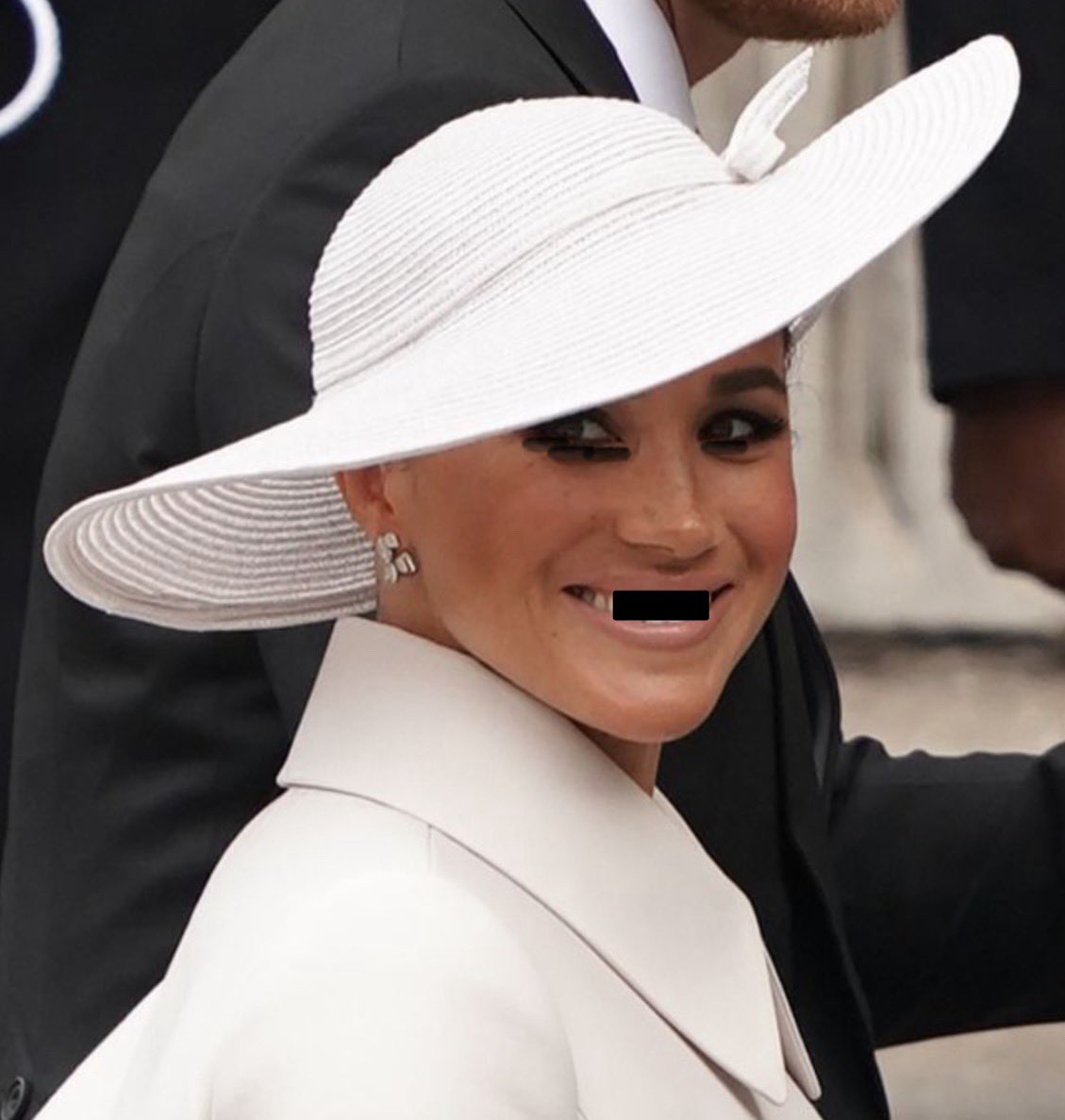 With that big collar and that big hat, she looks like she's as bald as H, @Kathy202424 🤭🤭😂😂🤣🤣🤣🤣 #MeghanMarkleEXPOSED #MeghanMarkleIsAConArtist #MeghanAndHarryAreEmbarrassing #MeghanMarkleAmerianPsycho #MeghanMarkleIsABully #Harkles #FOMeghanAndHarry