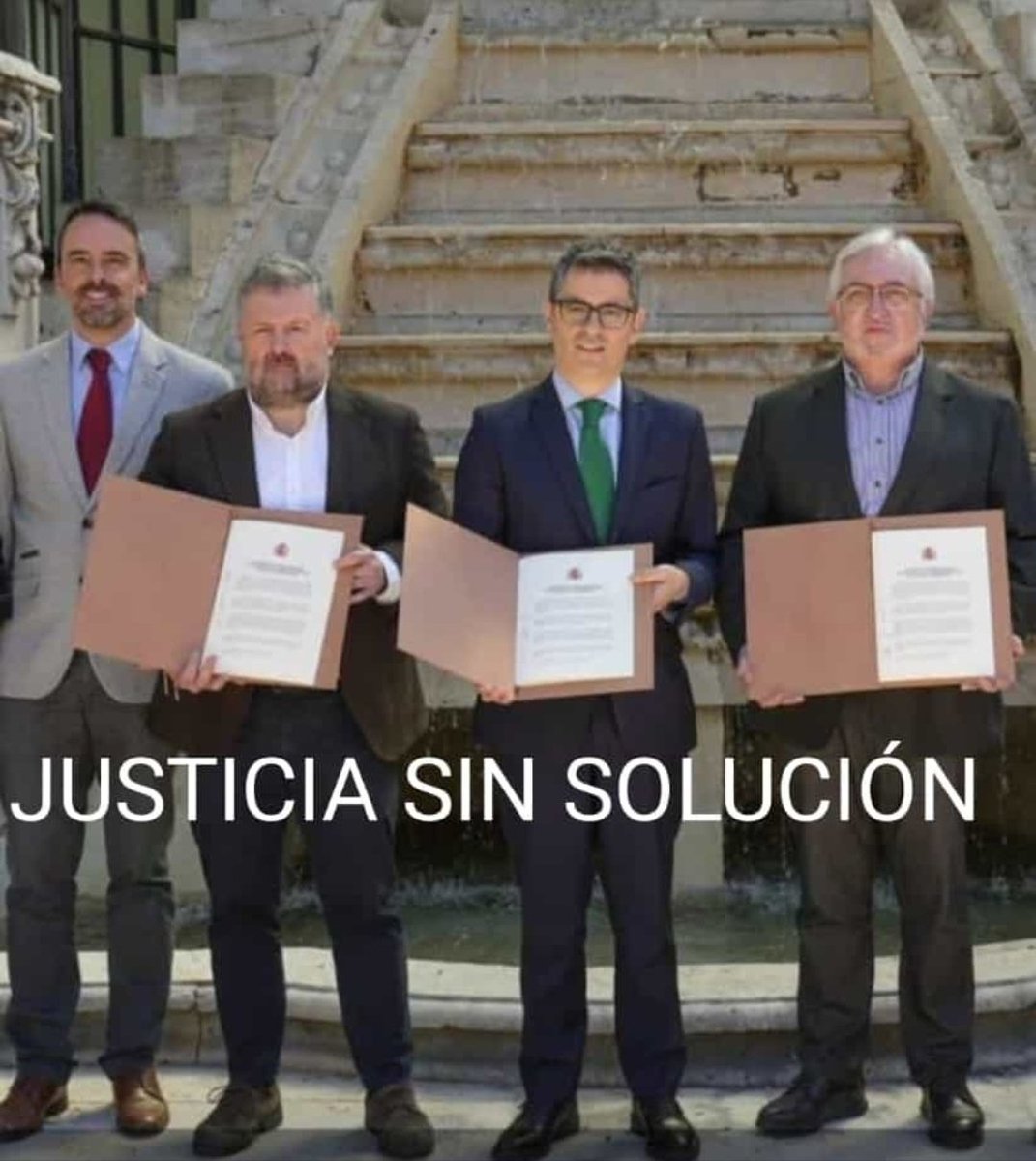 Vaya 4 patas para un banco!!!!!
@Manuel_Olmedo pasaba por ahí y se ha acoplado para la foto no?
No olviden que no vamos a parar hasta #JusticiaSolución
@felixbolanosg 
@justiciagob