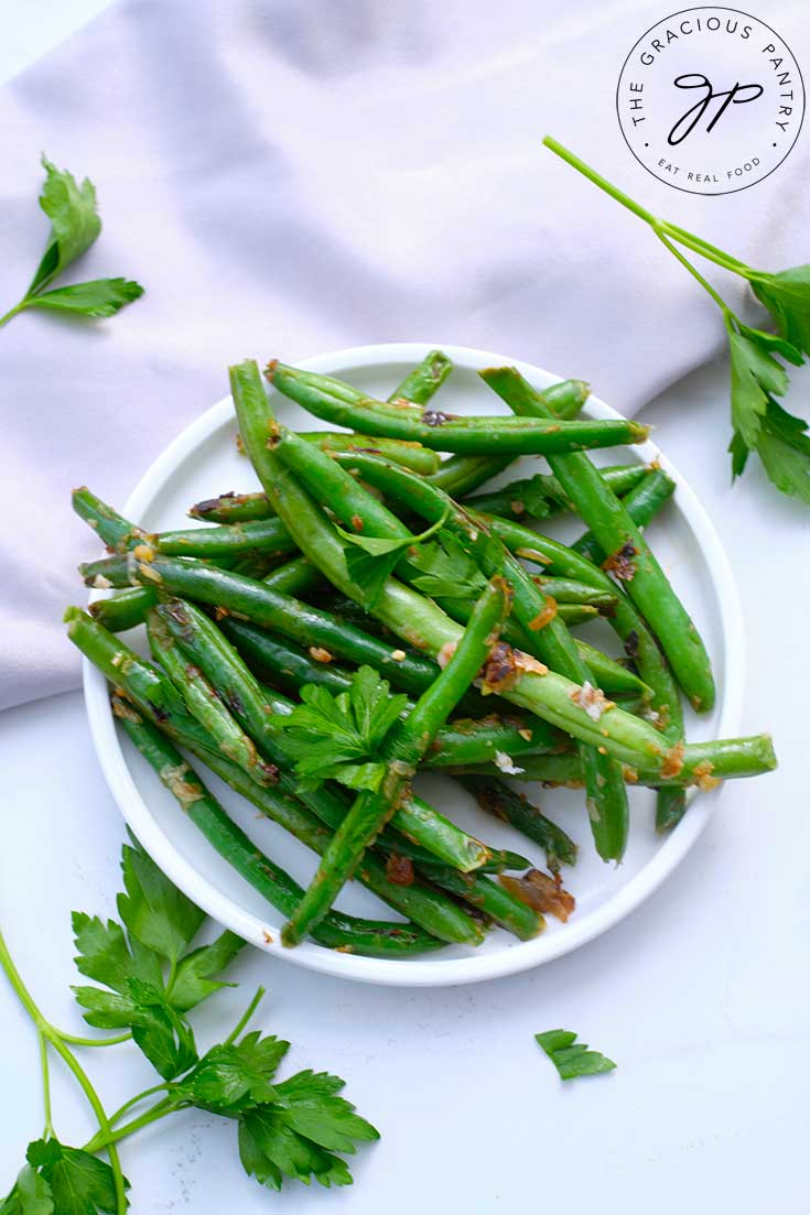 Garlicky Green Beans Recipe @graciouspantry thegraciouspantry.com/clean-eating-g… #Vegetables #Vegan #ThanksgivingRecipes #SugarFreeRecipes #Vegetarian #Snacks #NoAddedDairy #PaleoRecipes