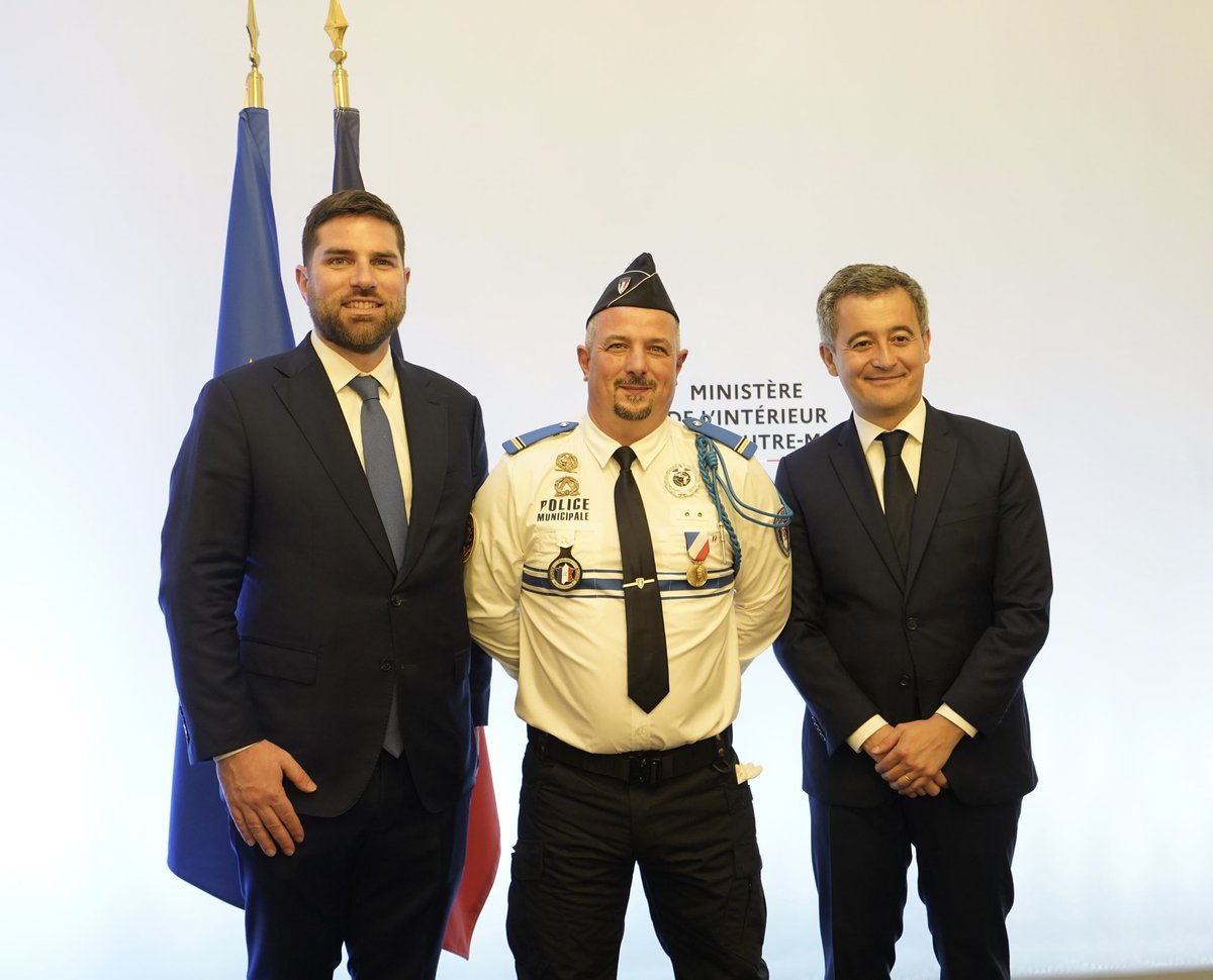 L'héroïsme et le courage de nos policiers municipaux pendant les émeutes resteront gravés dans la mémoire des habitants de L’Haÿ-les-Roses. Tellement heureux de voir leur bravoure et leur dévouement récompensés par le Ministre de l’Intérieur. Merci à @GDarmanin pour cet honneur…