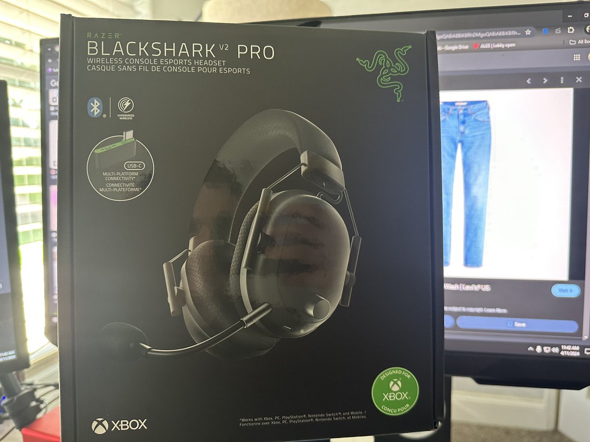Trying out the new, comfortable @Razer headset on stream today. Wireless headsets are def the move. Also audio profiles for Fortnite, CoD and Apex 🥶 Live 🔥