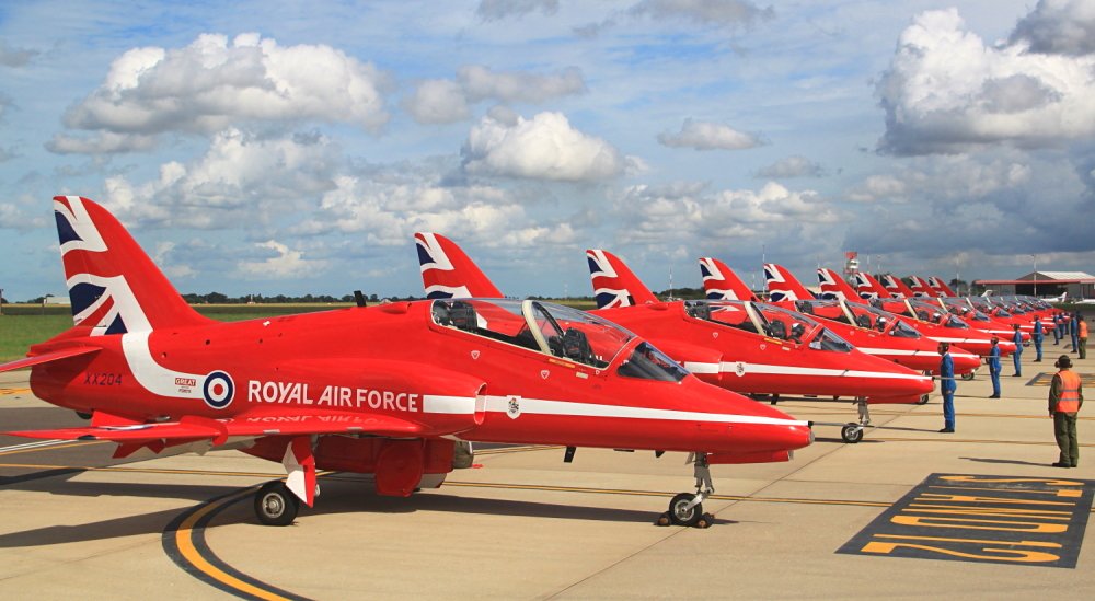Some memories of the Reds, from when they used Norwich as a start point for the Clacton Air Show, then go on to Exeter the next day...Guess we won't be so lucky as this in the future, as they have used Marham since...🎇🇬🇧👍😎