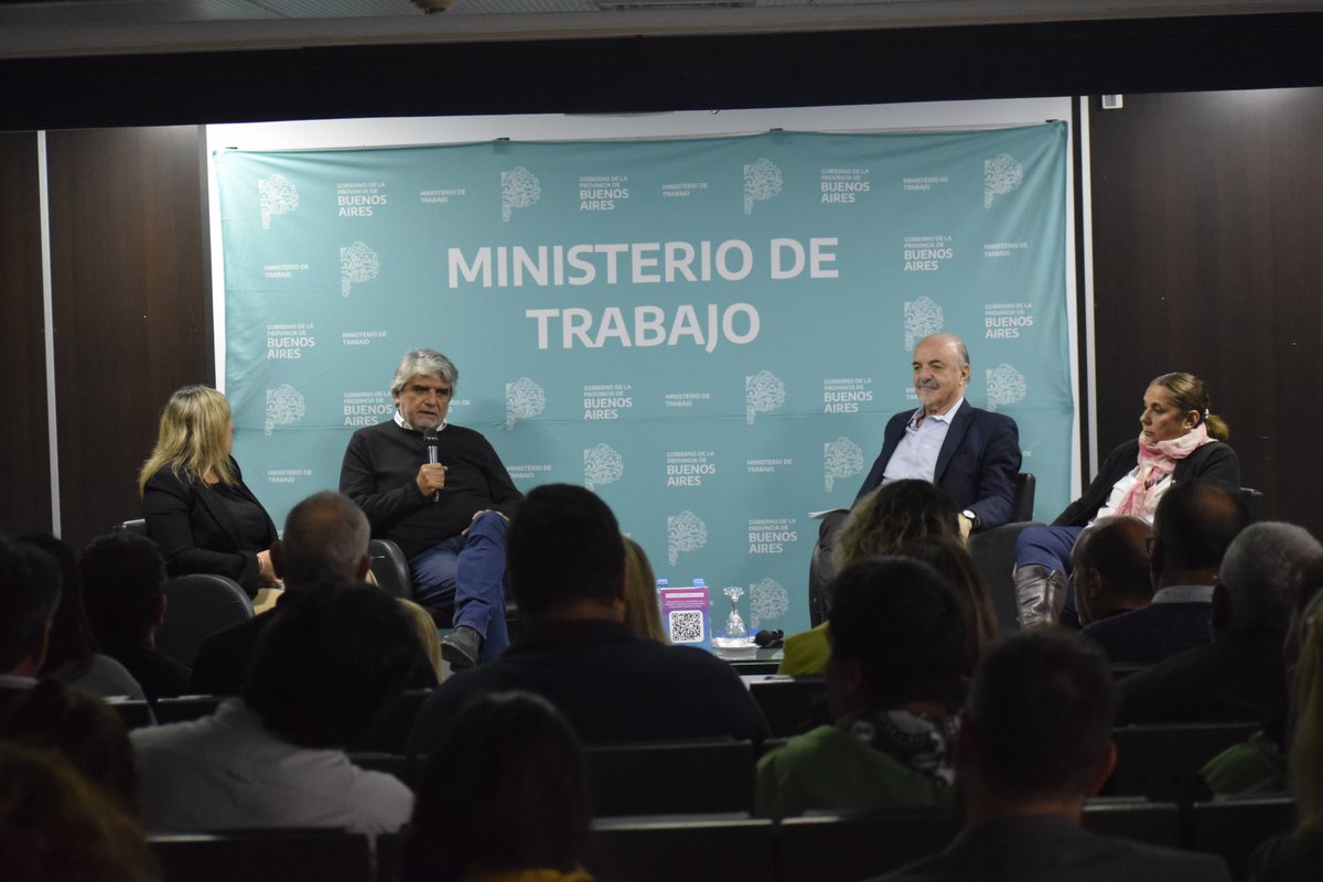 heberjrios's tweet photo. En el Salón Auditorio, de la Cámara de Diputados de la Provincia de Buenos Aires, acompañando la conferencia realizada con motivo de cumplirse 11 años de la Ley 26.844 “Régimen Especial de Contrato de Trabajo para el Personal de Casas Particulares”.

Una conquista que hoy encuentra en el Ministerio de Trabajo de la PBA un actor fundamental para llegar a las miles de trabajadoras que, a pesar del compromiso y el enorme esfuerzo cotidiano que hacen, aún se encuentran sin ser reconocidas como tal.

El cuidado de la familia y el mantenimiento del hogar NO ES AYUDA, ES TRABAJO, y debe ser decente y con derechos. ❤️🔥✌️

📍Participaron de la jornada el Ministro de Trabajo de Buenos Aires, Walter Correa; el ex Ministro de Trabajo de la Nación, Carlos Tomada; la Secretaria General de la Unión Personal Auxiliar de Casas Particulares (UPACP), Lorenza Benítez; y la Directora del Banco Provincia, Laura González.