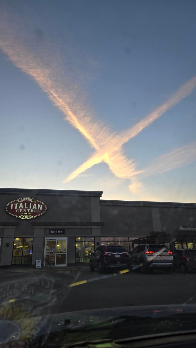 lovinstevens's tweet photo. Nothing to see here just a giant X in the sky.
#Edmonton #YEG #Alberta
#GeoEngineering #BlockoutTheSun https://t.co/2iKVtRD4lS