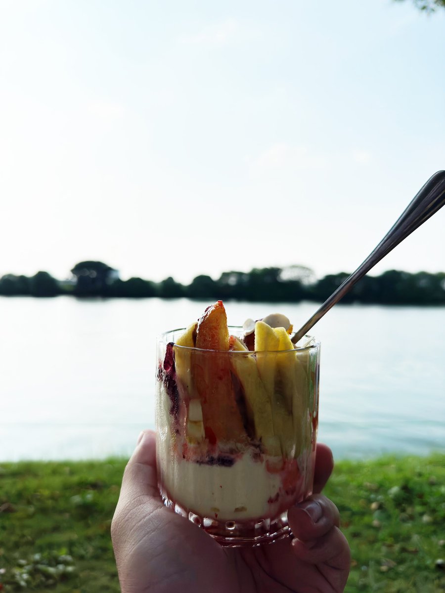 henswinata's tweet photo. apa yang kamu pikirkan ketika makan ice cream dipinggir danau yang indah? 😁 https://t.co/fZuTQbhY5c