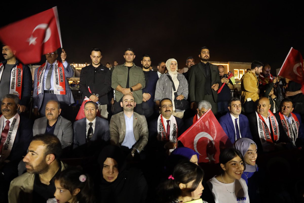 sanliurfabld's tweet photo. #Şanlıurfa için iftihar vakti.

104. yıldönümünü kutladığımız #11Nisan Destanı'nda lazer ve havai fişek gösterisi ile bu gece Şanlıurfa Kalesi ışıl ışıldı✨

Büyükşehir Belediyesi Başkanvekilimiz @AVAHMETAKSOY ve il protokolümüzle birlikte Balıklıgöl Amfi Tiyatro'daydık. 

Tüm kahramanlarımıza saygıyla, minnetle.

#11Nisan