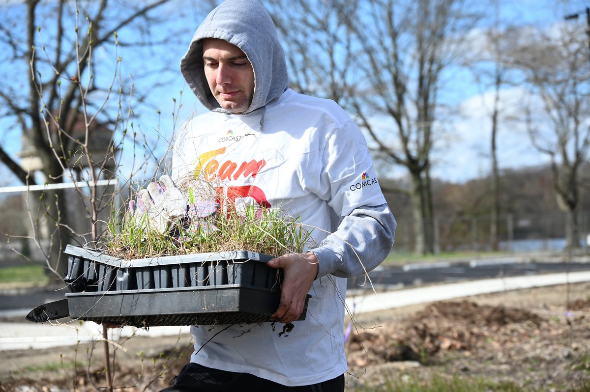 Big thanks to @comcast & @comcastphillynj for volunteering with us at FDR Park! 64 people removed 23 bags of trash & 3 bags of invasive plants, planted 300 bottlebrush grass plugs and 24 trees, & seeded 0.4 acres, boosting Pattison Lagoon's ecology 💚 #TeamUP #phillyspringcleanup