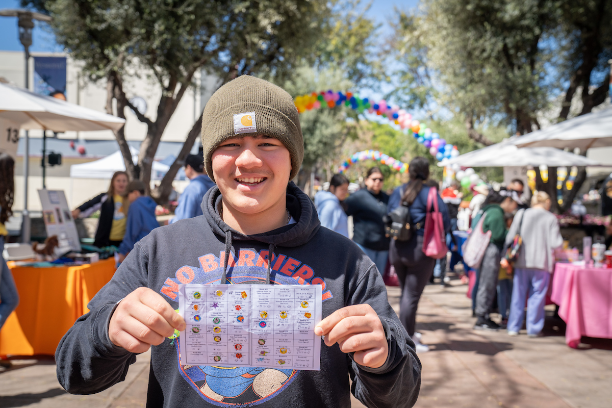 A winning combination of fascinating animals and perfect weather drew thousands of people to the Western University of Health Sciences Esplanade in Pomona, California on Saturday, April 6, 2024  for the College of Veterinary Medicine’s annual Open House. news.westernu.edu/thousands-floc…