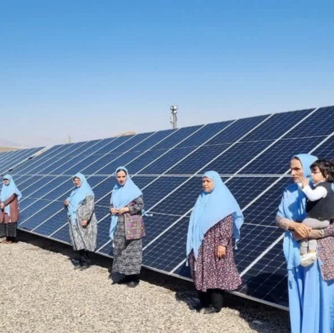 در پنداس کاشان، ۴۳ بانوی روستایی یک مزرعه خورشیدی را برپاکرده‌اند. راه پایان‌دادن به ناترازی انرژی و اجبار تحمل مازوت در چرخش دولت و ملت به سمت استحصال انرژی‌های نو، به‌ویژه خورشید است. این زنان متحد مرا یاد تعاونی واره با قدمت بیش از ۳هزار سال می‌اندازند. دم‌شان گرررم ...