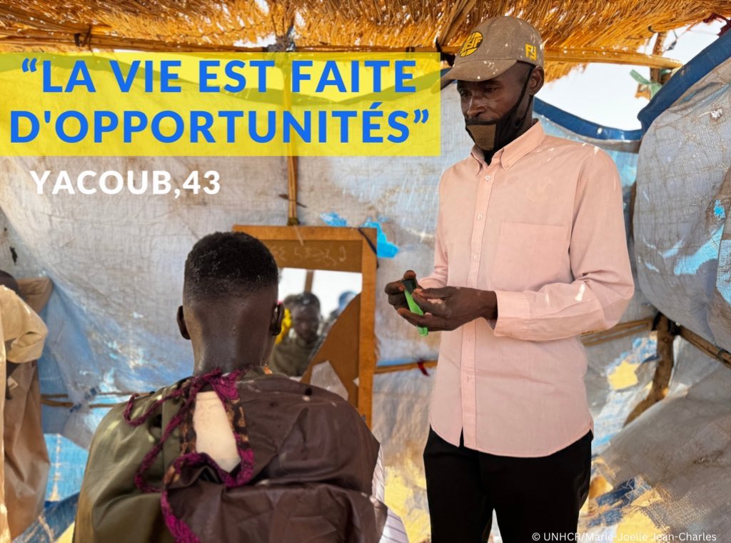 Les réfugiés défient frontières & labels chacun avec une histoire unique Yacoub,43,coiffeur depuis 1999,avait son salon à El Genina 🇸🇩.Il coiffe maintenant à moins d’$1 dans le site de réfugiés de Farchana,à l'est du Tchad🇹🇩,17 jours après avoir été relocalisé d'Adre #SudanSummit