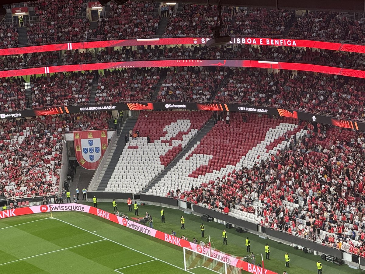Grupo de adeptos do Benfica 🦅  “No Name Boys” saiu em debandada. Já voltou, cantou «Benfica é nosso» e saiu outra vez 🤔