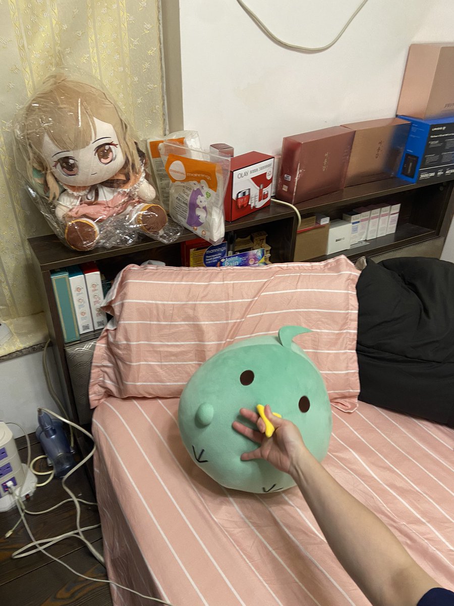 katosparrow's tweet photo. 搬屋中~~~~~~
牙雀大量行李要處理好耐
呢段時間唔直！

雀公仔同雀毛毛公仔俾媽咪睇上咗
佢話好可愛想攬住嚟瞓
拎咗去佢間房俾佢攬一排先(´･ω･`)

( 附上雀媽咪殘忍嘅手手 ) https://t.co/92mOnJ3zTH