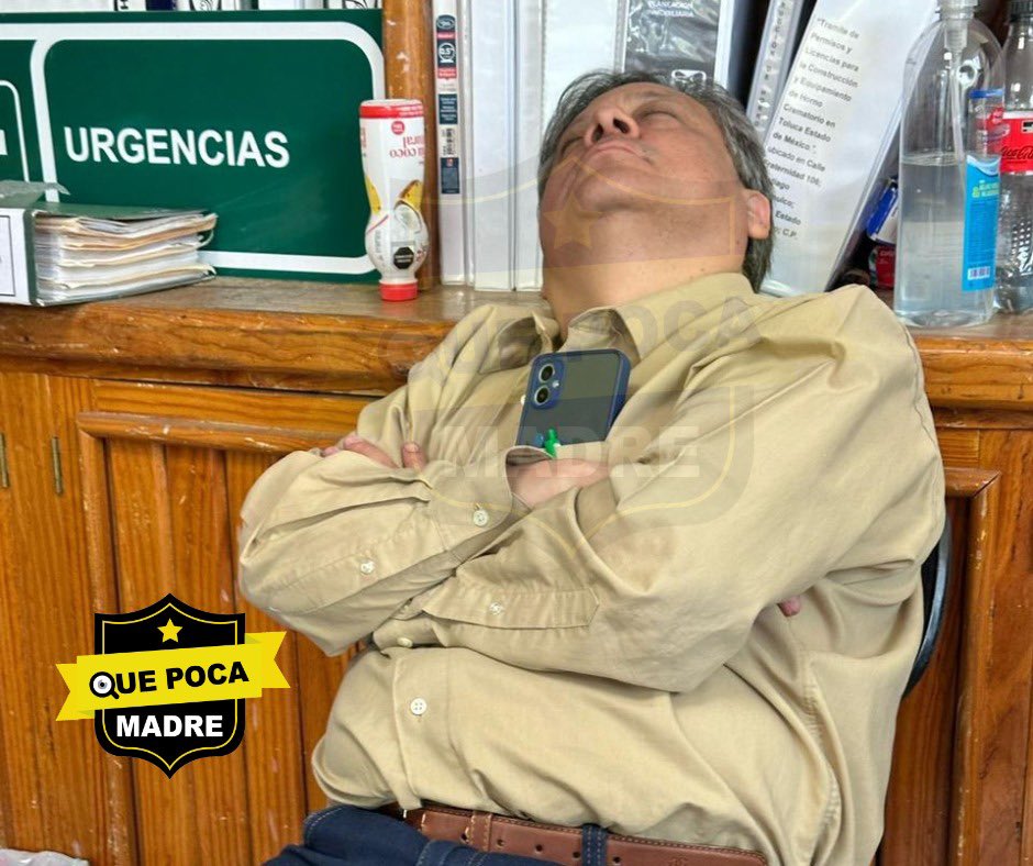 QuePocaMadre_Mx's tweet photo. 🥴‼️TEPOROCHO, ACOSADOR, APESTOSO Y DORMILÓN EN EL #IMSS ‼️🚨

🔴#DenunciaCiudadana 

📌SE CAE DE BORRACHO EN HORARIO LABORAL Y PONE EN RIESGO LAS OBRAS QUE SUPERVISA 
🗣Quiero denunciar que en el #IMSS Delegación #EstadoDeMéxico Poniente, por más de dos años se ha presentado una situación que está fuera de control y nadie ha hecho nada, ya que en el Departamento de Construcción y Planeación Inmobiliaria, trabaja una persona #alcohólica de nombre Eduardo Martínez Legorreta, quien tiene un puesto con responsabilidades que no cualquier persona puede tener, ya que a su cargo tiene obras públicas y personal, las cuales ha puesto en riesgo por presentarse en condiciones de alcohol cuando llega a supervisar, independientemente de las escenas a las que sus compañeros de trabajo están expuestos todos los días, ya que se le permite llegar tomado a su lugar de trabajo con las consecuencias que esto acarrea.

🗣Estas escenas van desde llegar tomado, quedarse #dormido en su horario de trabajo y en el lugar de los compañeros que ahí laboran, caerse por su estado inconveniente dentro y fuera de la oficina, ser reportando por infinidad de personas, aunque el mismo Órgano Interno de Control, Asuntos Laborales, el Departamento de Personal y la misma Jefatura de Administración a la que pertenece, han hecho caso omiso de las diferentes denuncias, mismas que según ellos, no pueden hacer efectivas porque el responsable de tomar cartas en el asunto debe ser su jefe directo, el Arq. Arturo Vivero Reyes, Jefe de ese Departamento; mismo al que se le han reportado durante más de dos años incidentes, situaciones, acosos, conductas indebidas, ya que el Ing. Eduardo Martínez Legorreta, aparte de llegar en estado inconveniente durante toda la semana a su lugar de trabajo y cumplir con las actividades designadas, se la pasa viendo contenido impropio en su computadora personal, situación que da como resultado, que todos los que laboran en ese Departamento de Construcción, terminen haciendo el trabajo que le corresponde a este sujeto.

🗣Es denigrante llegar a limpiar un lugar que siempre está lleno de migajas porque come todo el tiempo en su escritorio, su piso siempre está pegostioso porque ahí mismo toma y tira alcohol y refresco, y que aparte se tenga que soportar su hostigamiento.

🗣A quién se tiene que recurrir para que hagan una investigación a fondo y se ponga atención a este tipo de situaciones.  Es justo que las personas que si trabajan y van a ganarse el pan de cada día, tengan que soportar situaciones de este tipo?  Es justo que un señor que es alcohólico, no trabaja, llega tarde, es cochino y acosador, gane 40 mil pesos que la ciudadanía le paga con sus impuestos para que haga todo esto y nadie le diga nada?
 
@Tu_IMSS 
#MiraldaAguilarPatraca  (Delegada)
@zoerobledo 
@delfinagomeza 
@IMSS_BIENESTAR 
@IMSSBIENESTAR 
@SriaGral_IMSS