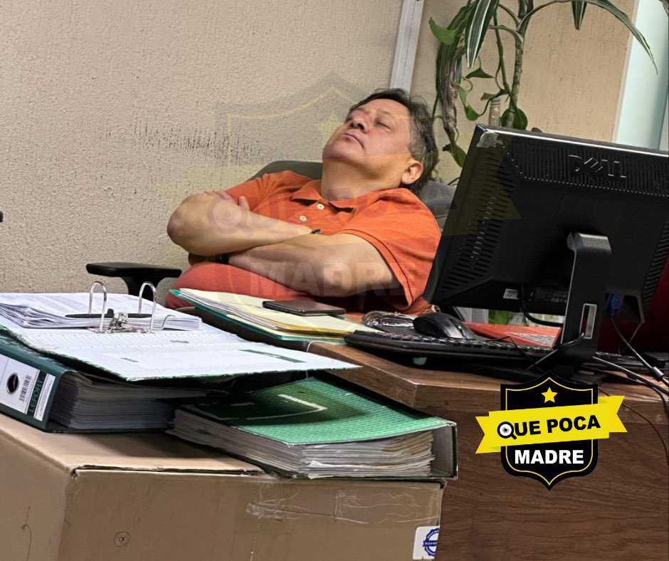 QuePocaMadre_Mx's tweet photo. 🥴‼️TEPOROCHO, ACOSADOR, APESTOSO Y DORMILÓN EN EL #IMSS ‼️🚨

🔴#DenunciaCiudadana 

📌SE CAE DE BORRACHO EN HORARIO LABORAL Y PONE EN RIESGO LAS OBRAS QUE SUPERVISA 
🗣Quiero denunciar que en el #IMSS Delegación #EstadoDeMéxico Poniente, por más de dos años se ha presentado una situación que está fuera de control y nadie ha hecho nada, ya que en el Departamento de Construcción y Planeación Inmobiliaria, trabaja una persona #alcohólica de nombre Eduardo Martínez Legorreta, quien tiene un puesto con responsabilidades que no cualquier persona puede tener, ya que a su cargo tiene obras públicas y personal, las cuales ha puesto en riesgo por presentarse en condiciones de alcohol cuando llega a supervisar, independientemente de las escenas a las que sus compañeros de trabajo están expuestos todos los días, ya que se le permite llegar tomado a su lugar de trabajo con las consecuencias que esto acarrea.

🗣Estas escenas van desde llegar tomado, quedarse #dormido en su horario de trabajo y en el lugar de los compañeros que ahí laboran, caerse por su estado inconveniente dentro y fuera de la oficina, ser reportando por infinidad de personas, aunque el mismo Órgano Interno de Control, Asuntos Laborales, el Departamento de Personal y la misma Jefatura de Administración a la que pertenece, han hecho caso omiso de las diferentes denuncias, mismas que según ellos, no pueden hacer efectivas porque el responsable de tomar cartas en el asunto debe ser su jefe directo, el Arq. Arturo Vivero Reyes, Jefe de ese Departamento; mismo al que se le han reportado durante más de dos años incidentes, situaciones, acosos, conductas indebidas, ya que el Ing. Eduardo Martínez Legorreta, aparte de llegar en estado inconveniente durante toda la semana a su lugar de trabajo y cumplir con las actividades designadas, se la pasa viendo contenido impropio en su computadora personal, situación que da como resultado, que todos los que laboran en ese Departamento de Construcción, terminen haciendo el trabajo que le corresponde a este sujeto.

🗣Es denigrante llegar a limpiar un lugar que siempre está lleno de migajas porque come todo el tiempo en su escritorio, su piso siempre está pegostioso porque ahí mismo toma y tira alcohol y refresco, y que aparte se tenga que soportar su hostigamiento.

🗣A quién se tiene que recurrir para que hagan una investigación a fondo y se ponga atención a este tipo de situaciones.  Es justo que las personas que si trabajan y van a ganarse el pan de cada día, tengan que soportar situaciones de este tipo?  Es justo que un señor que es alcohólico, no trabaja, llega tarde, es cochino y acosador, gane 40 mil pesos que la ciudadanía le paga con sus impuestos para que haga todo esto y nadie le diga nada?
 
@Tu_IMSS 
#MiraldaAguilarPatraca  (Delegada)
@zoerobledo 
@delfinagomeza 
@IMSS_BIENESTAR 
@IMSSBIENESTAR 
@SriaGral_IMSS
