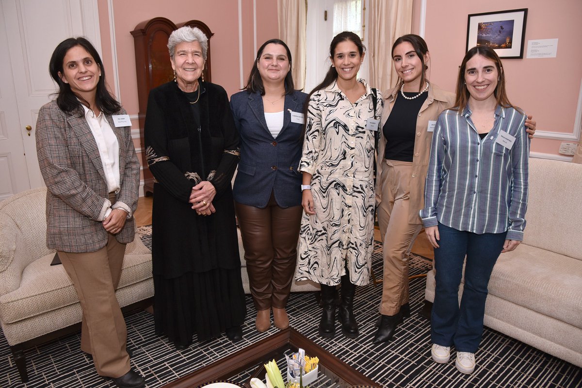 'Fue un honor conocer, junto a la Subsecretaria de @TradeGov, Marisa Lago, a este increíble grupo de destacadas empresarias uruguayas, Alumni de @StateDept y @CommerceGov para conversar acerca del ecosistema emprendedor en Uruguay.” HBF @YLAINetwork @exchangealumni @SelectUSA…