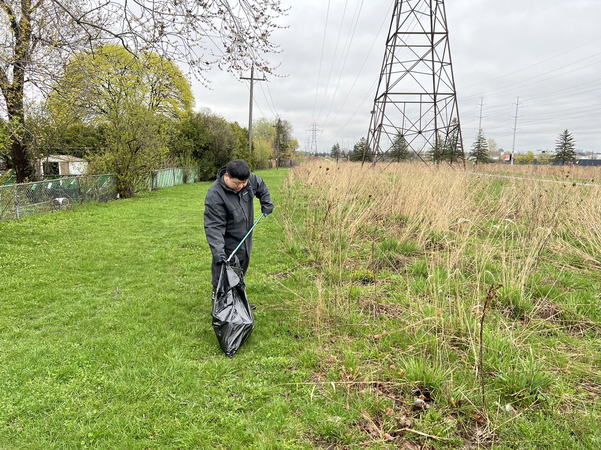 How are you helping our planet this #EarthDay? Join us to plant trees 🌳 or clean up 🗑️ and restore our environment! We've got FREE events all weekend. Check our calendar and register: trca.ca/events-calenda…