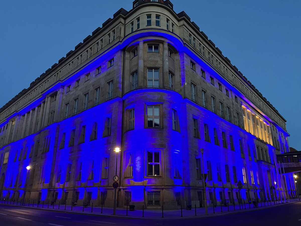 Heute ist die Weltparkinsonnacht. Gebäude werden weltweit blau angestrahlt, um auf die #Parkinson Erkrankung aufmerksam zu machen. 300.000 Betroffene in 🇩🇪. Für sie werden wir mehr Forschung ermöglichen mit Medizinforschungsgesetz. Meine Gedanken sind bei allen Betroffenen.