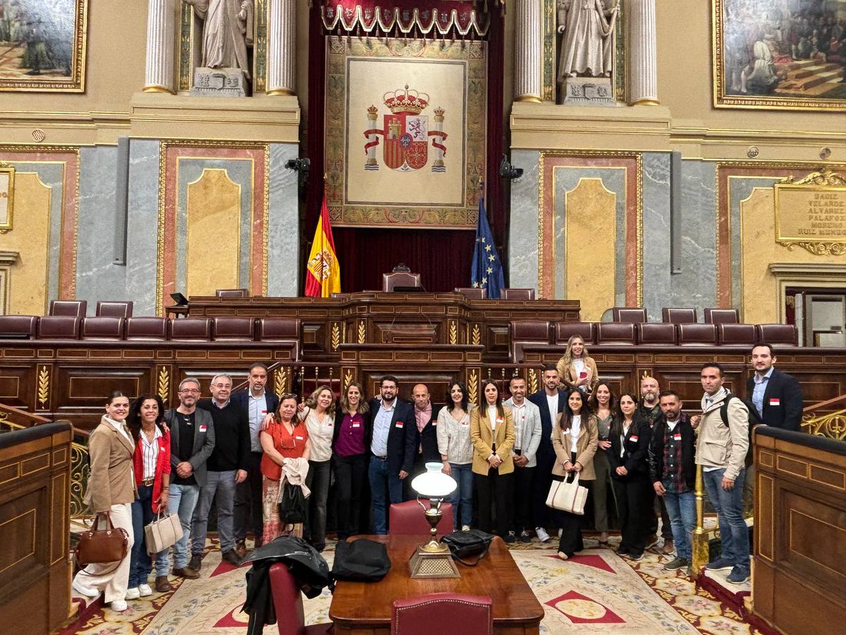 iucadiz's tweet photo. 📸 No podía faltar la foto de familia en el Hemiciclo. Junto al portavoz parlamentario de @IzquierdaUnida y coportavoz de Sumar @EnriqueSantiago los alcaldes/a y concejales/as de IU Cádiz han aprovechado para conocer de primera mano el funcionamiento del Congreso de los Diputados https://t.co/Z9RCY8WgKQ