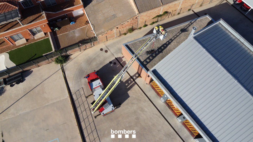 A #bomberscat estem en constant formació per a mantenir-nos preparats en cas d'emergència👩‍🚒👨‍🚒 Avui, al parc de Tortosa, hem fet pràctiques de rescat amb l'autoescala 🚒 #RETerresEbre