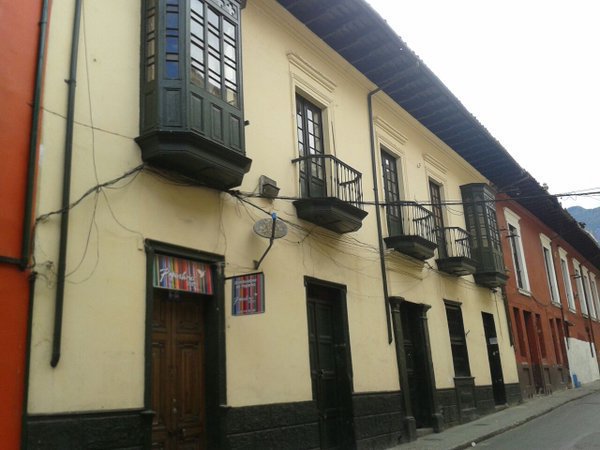 Historia de Colombia (@colombia_hist) on Twitter photo Esperamos hayan disfrutado la tanda de tuits dedicados a la historia del cine en Colombia. y así está la casa de "La Estrategia del Caracol" (pintada) hoy día.....
Foto de <a href="/gsusmolina/">Jesus Molina</a> Esperamos hayan disfrutado la tanda de tuits dedicados a la historia del cine en Colombia. y así está la casa de "La Estrategia del Caracol" (pintada) hoy día.....
Foto de <a href="/gsusmolina/">Jesus Molina</a>