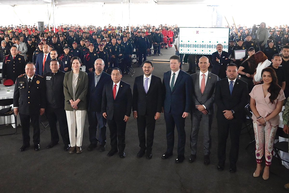 Fue un honor entregar, acompañando a <a href="/martibatres/">Martí Batres</a>, más de mil condecoraciones a mis compañeras y compañeros policías de la <a href="/SSC_CDMX/">SSC CDMX</a>, por su valor, entrega, compromiso, vocación de servicio, dedicación y, sobretodo, por luchar todos los días en contra de la delincuencia y