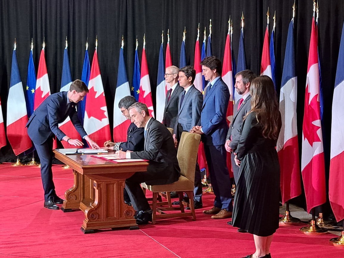 🇫🇷🇨🇦 La coopération franco-canadienne se renforce dans la lutte contre les #FeuxDeForêt !

— Sous le patronage de @GabrielAttal et Justin Trudeau, le DG de la Sécurité Civile a signé une déclaration d'intention de coopération avec le sous-Ministre des ressources naturelles.