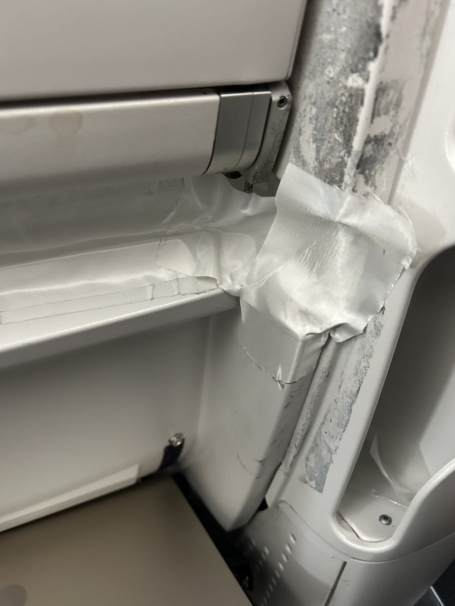 PascalLagadec's tweet image. Dear @airfrance, is this an appropriate Premium Economy experience for a transatlantic flight? No footrest, sticky dirty front seat, no USB charging, broken tray, broken headset connector (DL8401, Paris-Seattle, 30th March, claim C-779991407) #CustomerServiceFail