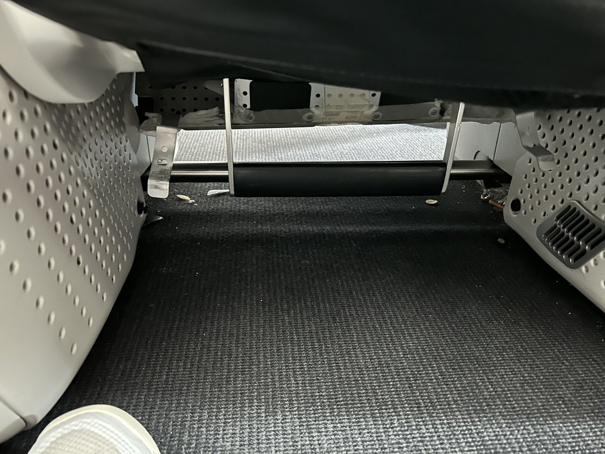 PascalLagadec's tweet image. Dear @airfrance, is this an appropriate Premium Economy experience for a transatlantic flight? No footrest, sticky dirty front seat, no USB charging, broken tray, broken headset connector (DL8401, Paris-Seattle, 30th March, claim C-779991407) #CustomerServiceFail