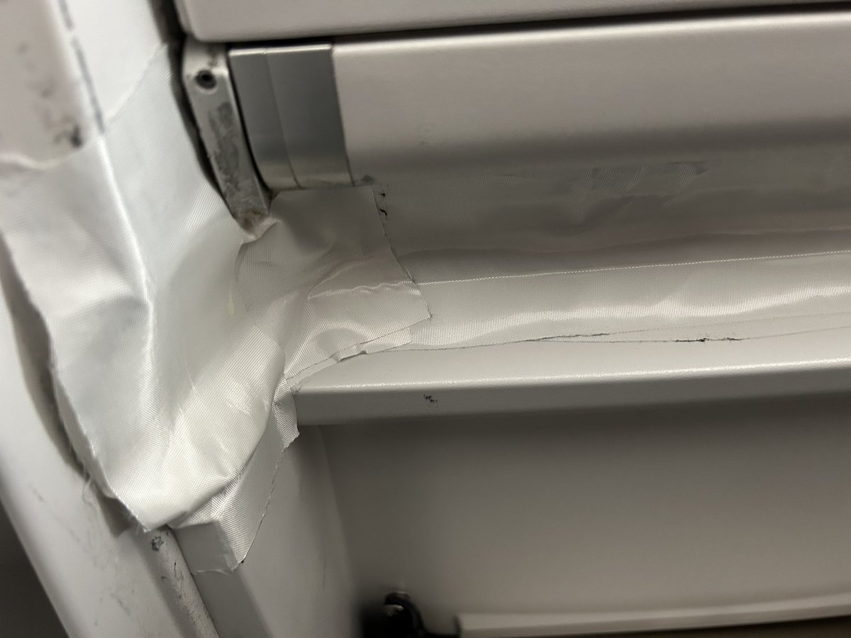 PascalLagadec's tweet image. Dear @airfrance, is this an appropriate Premium Economy experience for a transatlantic flight? No footrest, sticky dirty front seat, no USB charging, broken tray, broken headset connector (DL8401, Paris-Seattle, 30th March, claim C-779991407) #CustomerServiceFail