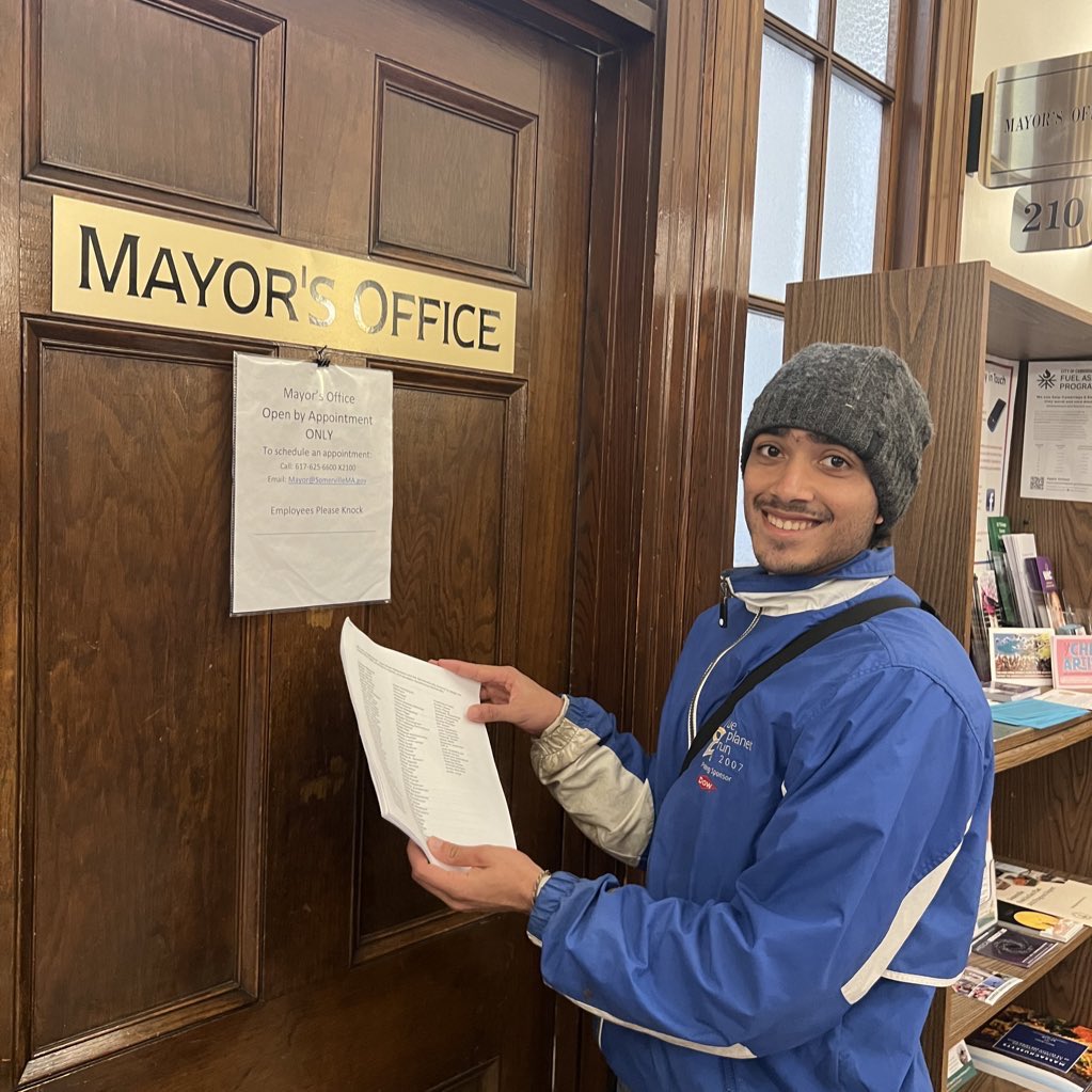 We just hand delivered a copy of the Somerville Green New Deal to @katjballantyne’s office☀️ Our plan is endorsed by 150+ local residents, @Boston_DSA, @MutualAidMAMAS & Carbon Free Somerville 🙌🏼 We hope the city will implement our GND & be bold in their Climate Forward Plan✊🏼