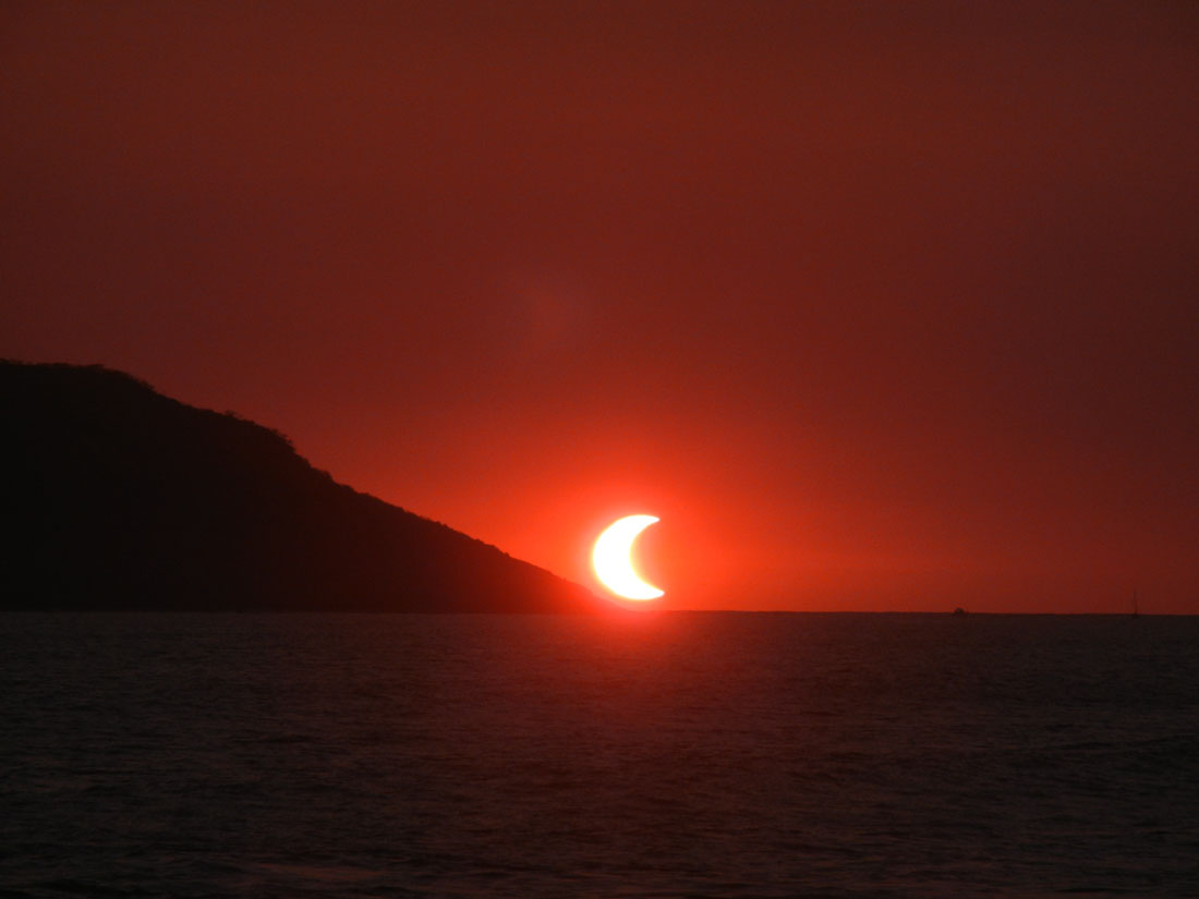 Hablando de eclipses, el 20 de mayo de 2012 pudimos apreciar de manera parcial, este eclipse durante la puesta de sol. ¡Algo increíblemente mágico! 🤩🌒 📸 @ElleTolentino #EclipseTotal #TBThursday #TBT